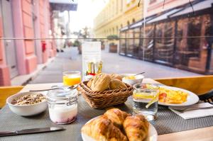 布达佩斯奥普拉花园公寓酒店的一张桌子,上面有早餐食品和饮料
