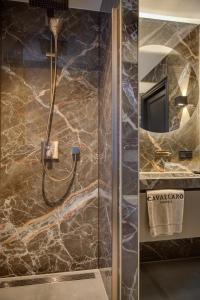哈莱姆Cavallaro Hotel的一间设有大理石墙淋浴的浴室