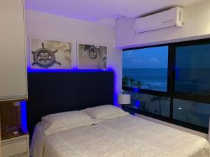 萨尔瓦多Maravilhoso apartamento 2 quartos vista mar no Ondina Apart的一间卧室设有一张床,享有海景