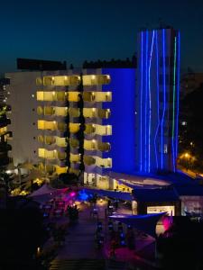 帕尔马海滩BG Pamplona的一座大建筑,晚上有蓝色的灯光