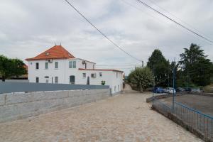 塞亚Casas Madalena的墙壁旁有红色屋顶的白色建筑