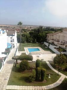 韦尔瓦ALCARAVAN 50的享有庭院的空中景致,设有游泳池