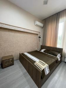 波季Fazis Hotel的一间卧室设有一张大床和一个窗户。