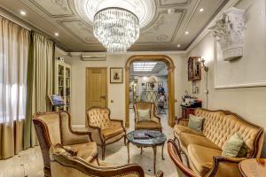 圣彼得堡普斯卡客栈酒店的客厅配有沙发、椅子和吊灯