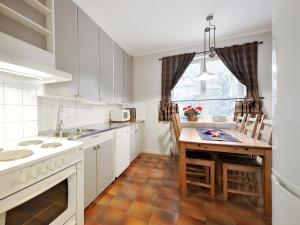 奥勒奥勒旅馆的厨房配有白色橱柜和木桌