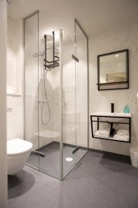 科特赖克Hotel - B&B Elementum的带淋浴、卫生间和盥洗盆的浴室