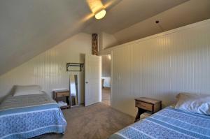 Cozy Henrieville Cabin 18 Mi to Bryce Canyon NP!客房内的一张或多张床位