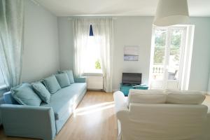 DubíSpa Apartments Theresia的客厅配有蓝色和白色的沙发。