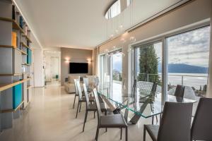 托斯科拉诺-马德尔诺Exclusive Villa Agave的一间带桌椅和大窗户的用餐室