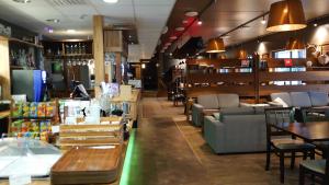 卡里加斯涅米Hotel Guossi的餐厅设有桌子、沙发和桌椅