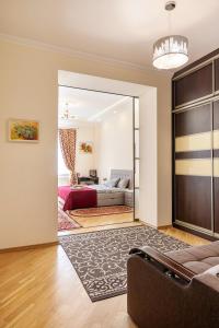 利沃夫Apartment on Tamanskaya 3/4的客厅配有床和沙发
