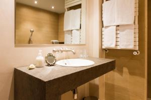 里贝斯的弗里瑟埃尔斯卡卡都德瑞贝斯酒店的一间带水槽和镜子的浴室