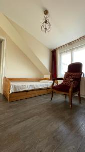 巴尼奥勒德日洛恩Le Grand Chalet的卧室配有床、椅子和窗户。