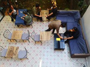 伊斯坦布尔Gafa Garden Hostel & Apartments - Great Location的一群人在桌上玩电子游戏
