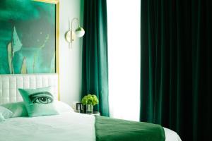 圣路易斯Angad Arts Hotel的卧室配有带眼枕的床