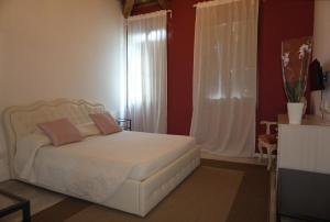 威尼斯Residence Castello Venezia的卧室配有白色的床和窗户。
