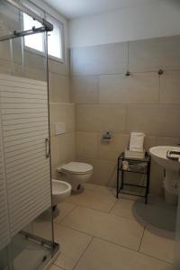 威尼斯Residence Castello Venezia的一间带卫生间和水槽的浴室