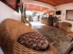 索科罗Hotel Villa Del Socorro的一间设有藤椅的房间和一间客厅
