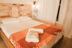 卡罗莱纳Rancho das Estrelas的一间卧室配有一张床,上面有两条毛巾
