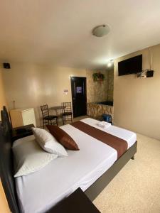瓜亚基尔Hostal Bellagio的一间卧室配有一张大床和一张桌子