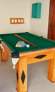 Varandas do Arraial- Hostel内的一张台球桌