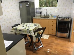 维奥康德马奥Casa Vista do Vale的一间带桌子和冰箱的小厨房