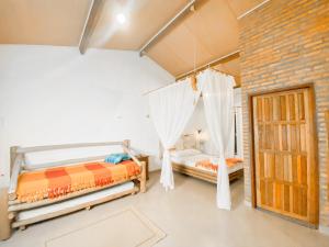 卡罗莱纳Rancho das Estrelas的一间卧室设有两张床和砖墙