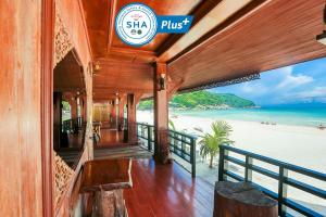 哈林海滩Sunrise Resort- Koh Phangan - SHA Extra Plus的一间享有海滩美景的餐厅