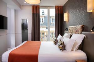 巴黎道努歌剧酒店的酒店客房设有床和窗户。