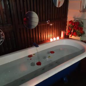 Haywardsrooms with a view的浴缸里满是蜡烛和鲜花的血