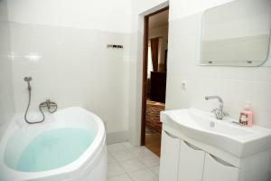 卡缅诺莫斯茨基Guest House Edelveys的白色的浴室设有水槽和浴缸。