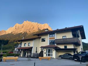 埃尔瓦尔德Tiroler Alpblick Appartements的一座大建筑,背景是一座山