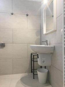 威尼斯Residence Castello Venezia的白色的浴室设有水槽和卫生间。