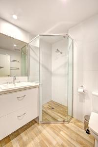 福尔斯克里克雪域39号滑雪公寓的一间带玻璃淋浴和水槽的浴室