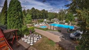 布拉格布拉格索科尔露营酒店的享有泳池的空中景致,配有桌椅