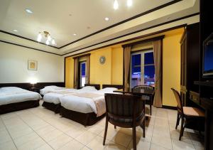 仙台仙台蒙特利酒店的酒店客房设有两张床和一台平面电视。