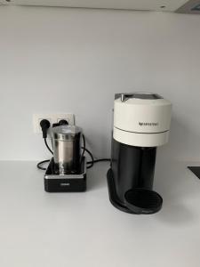 安特卫普Appartement op Italiëlei的咖啡壶和柜台上的搅拌机