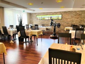 卢塞恩菲尔米斯酒店的一间带桌椅的餐厅以及砖墙