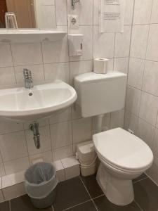 柏林选帝侯大街城市酒店的白色的浴室设有卫生间和水槽。