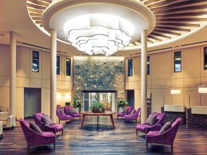 伊瓜苏港伊瓜苏美居伊露酒店的大堂配有紫色椅子和桌子