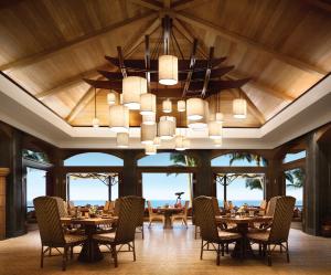 拉奈城拉奈岛四季度假酒店的一间带桌椅和吊灯的用餐室
