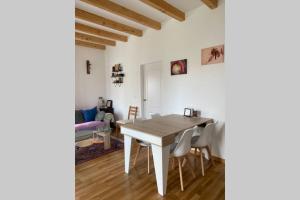 贝塞里尔德拉谢拉Charming apartment in Becerril de la Sierra的一间带桌椅的用餐室