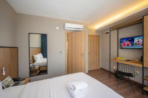 乔尔卢Çorlu Dem Hotel的一间酒店客房,配有一张床和一台电视