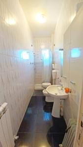Luniappartamento mare di Luni Mare的白色的浴室设有水槽和卫生间。
