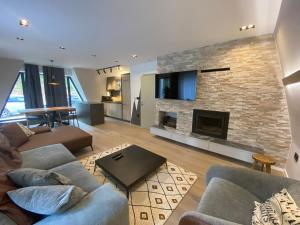 亚霍里纳Olympic Oasis的带沙发和壁炉的客厅