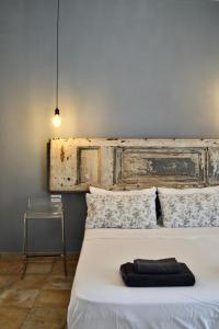 那不勒斯伊尔米拉克洛住宿加早餐旅馆的卧室配有白色的床和木制床头板