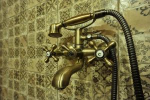 加拉希德松Giannitsa's House的黄铜浴室水龙头,带软管