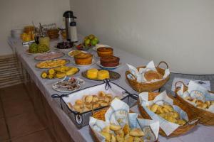 里奥迪孔塔斯Pouso da Soraya的一张桌子上有很多种不同的食物