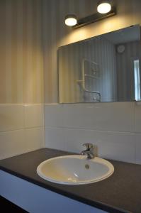 Kvillsfors卡勒庚酒店的一间带水槽和镜子的浴室