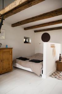 HegymagasVinonima Vendégház的一间带一张床的卧室,位于带木制天花板的房间内